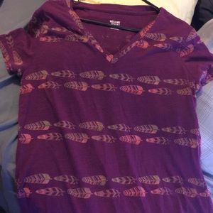 Mossimo vneck shirt feather pattern